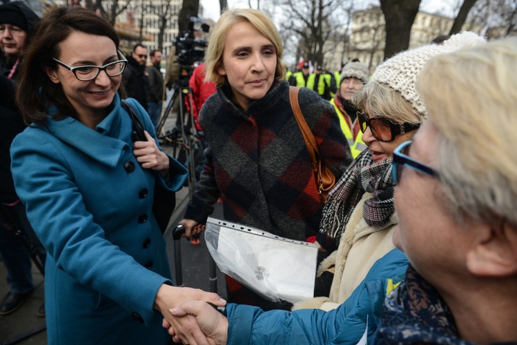 Posłanki Nowoczesnej - Kamila Gasiuk-Pihowicz (L) i Joanna Scheuring-Wielgus (2L) wśród uczestników manifestacji zorganizowanej przez Komitet Obrony Demokracji