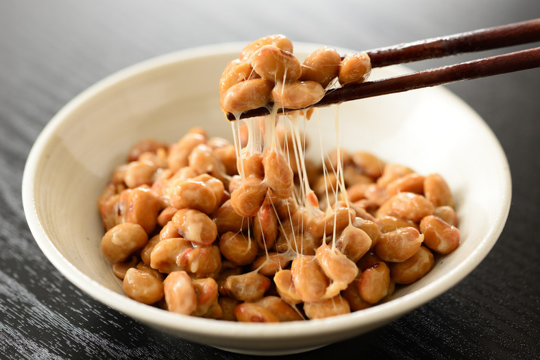 Najwięcej menachinonu dostarczy nam natto, czyli japońska potrawa przyrządzana ze sfermentowanej soi.