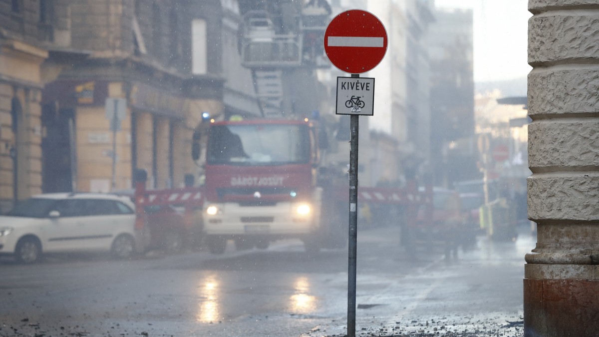 Péntek reggel lángok csaptak fel Budapest belvárosában: egy autóról terjedt tovább a tűz