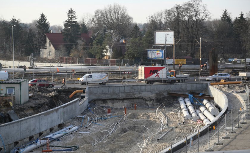 Przejścia dla pieszych już widać, tunel ciągle zasypany