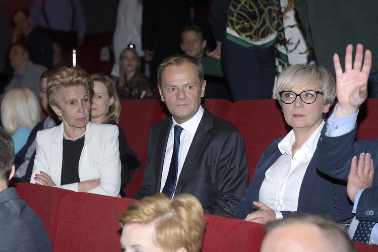 Donald Tusk i Iwona Śledzińska-Katarasińska na premierze filmu 'Gwiazdy'