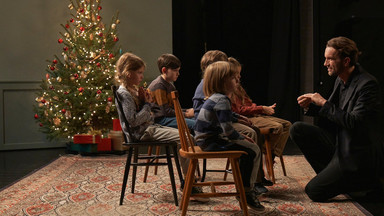 Święta to czas (u)dawania – niezwykłe lekcje aktorstwa w nowej kampanii świątecznej SOS Wiosek Dziecięcych
