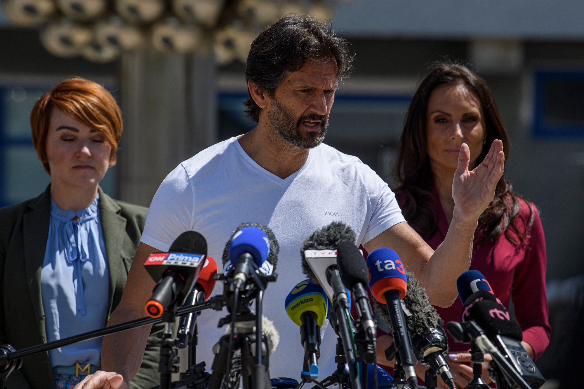 Minister obrany SR Robert Kaliňák počas brífingu pred Rooseveltovou nemocnicou v Banskej Bystrici.