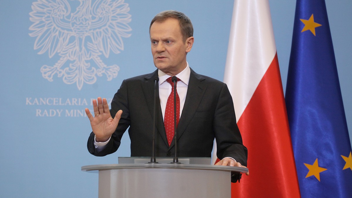 Premier Donald Tusk ocenia pierwsze 100 dni rządu. W pierwszej kolejności spotkał się z ministrami Jackiem Rostkowskim i Radosławem Sikorskim, których działania ocenił bardzo wysoko - Zdaję sobie sprawę z tego, jak oceniane jest te 100 dni. Ten czas, podobnie jak poprzednie cztery lata, pokazuje, że w najważniejszych sprawach Polska jest na dobrej drodze i jest w dobrych rękach - stwierdził. Dodał też, że ocenianie tego okresu jako katastrofę to "absurd". - Nikt nie kwestionuje że to były wpadki. (...) Błędy i niekonsekwencja zdarzają się każdemu rządowi - wyjaśnił.