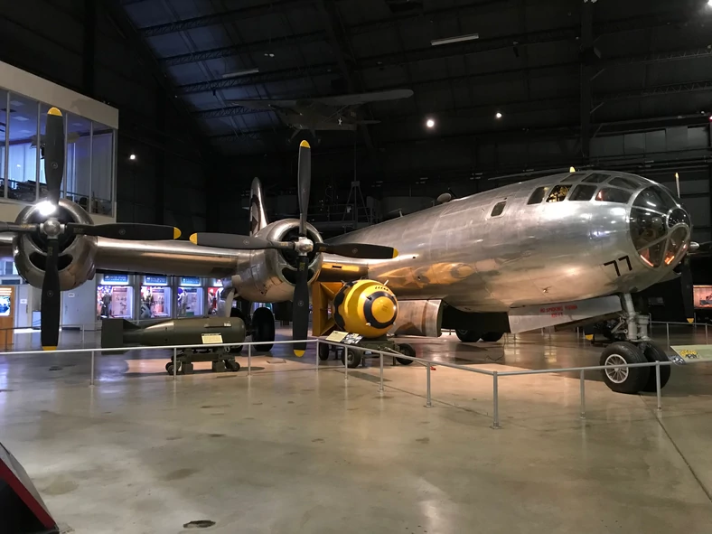 Boeing B-29 "Bockscar" i replika bomby atomowej "Fat Man"