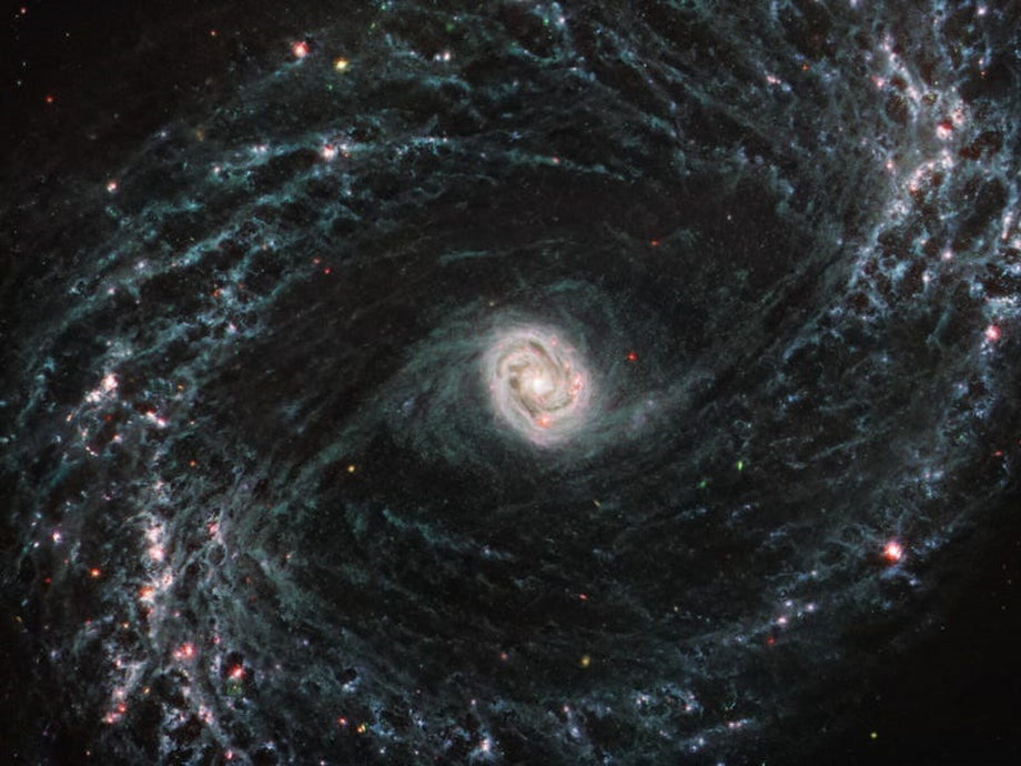 Obrazy NGC 1433, NGC 7496 i NGC 1365 wykonane przez teleskop Webb ukazują niezwykle szczegółowo mgławicę gazu i pyłu wspomnianych galaktyk. Dane te są częścią trwającego badania 19 galaktyk spiralnych wykonywanego przez Webba.