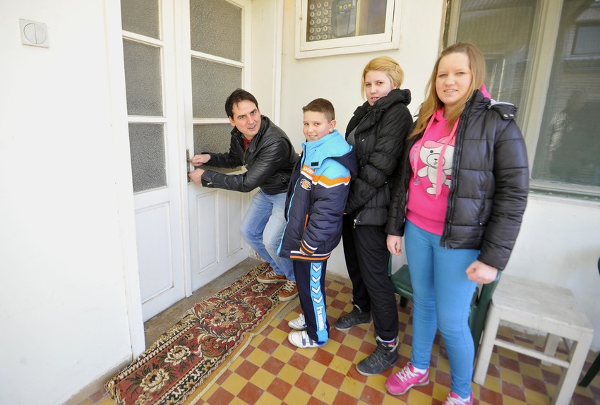 Ključeve od novog doma im je predao poznati TV voditelj Zoran Kesić