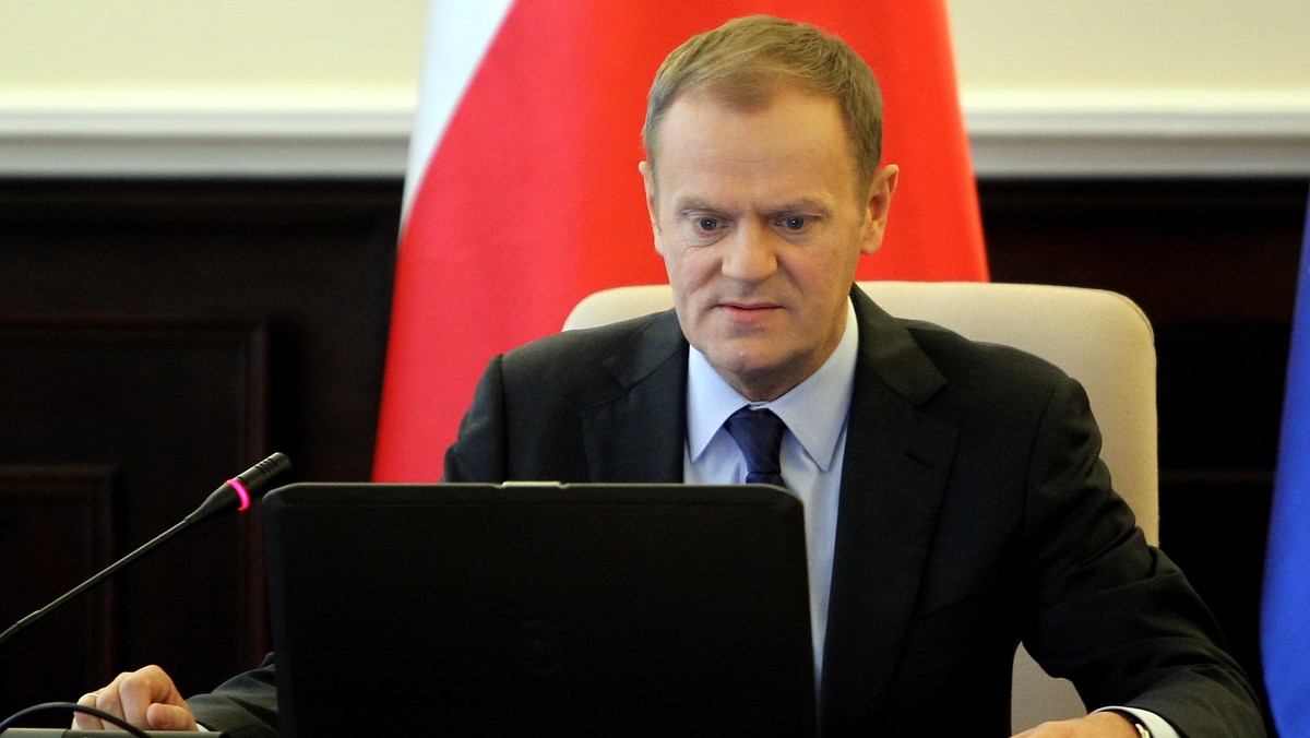 Premier Donald Tusk ocenił, że "zbrodnia" szefa MSW Jacka Cichockiego polegająca na tym, że w drodze do pracy rządowym samochodem odwoził dzieci do szkoły, wydaje się "mało poruszająca". Zapewnił jednocześnie, że minister nie wykorzystuje już w ten sposób służbowych aut.