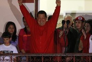 Hugo Chavez świętuje wygrane wybory