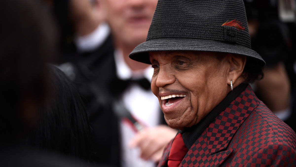 Joe Jackson, założyciel i menadżer The Jackson 5 - zespołu, w którym karierę zaczynał Michael Jackson, w piątek (13 maja) trafił do szpitala. Rodzina zapewnia, że senior rodziny Jacksonów czuje się już lepiej i wraca do zdrowia.