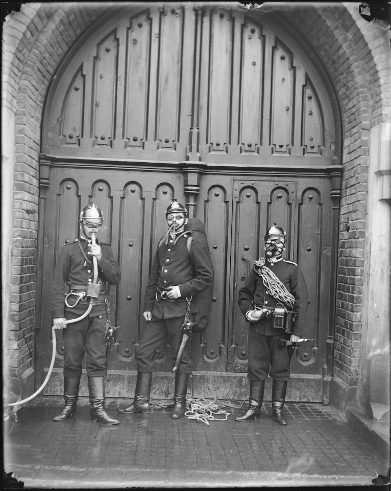 Strażacy w aparatach umożliwiających oddychanie w warunkach pożaru, ok. 1900