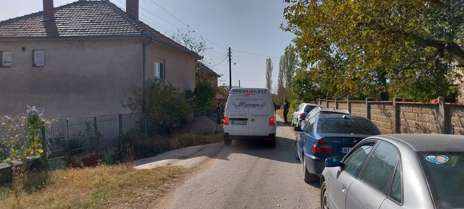 Pogrebna vozila ispred kuće 