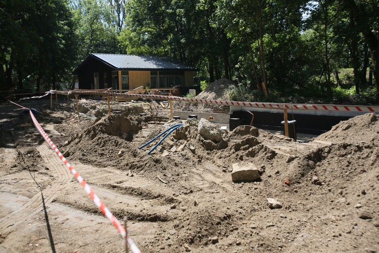 Przystań Warszawa tworzyć będzie w sumie osiem drewnianych pawilonów. Siedzibę znajdą tam przede wszystkim organizacje i stowarzyszenia związane z warszawską Wisłą - wioślarze, kajakarze oraz fundacje popularyzujące aktywny wypoczynek nad rzeką.<br><br>fot. (zuz) Leszek Szymański