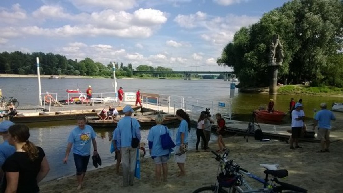 Kilkadziesiąt osób manifestowało dna warszawskiej plaży poparcie dla czystych i żyjących rzek.