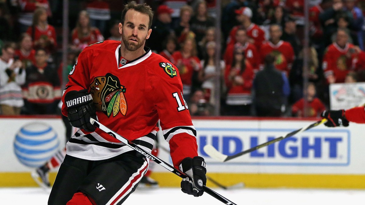 Andrew Ladd był bohaterem jednego z największych transferów zakończonego okienka na wymiany w NHL . Nowy-stary zawodnik Chicago Blackhawks znowu strzelił dla drużyny z Wietrznego Miasta gola, w meczu wygranym z Detroit Red Wings 5:2.