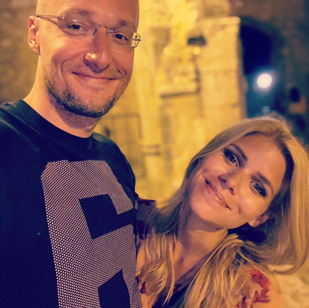 Moderátor Michal Kovačič a novinárka Zuzana Kovačič Hanzelová