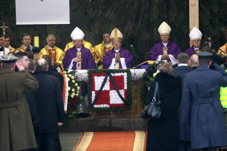 Pogrzeb tragicznie zmarłych pilotów
