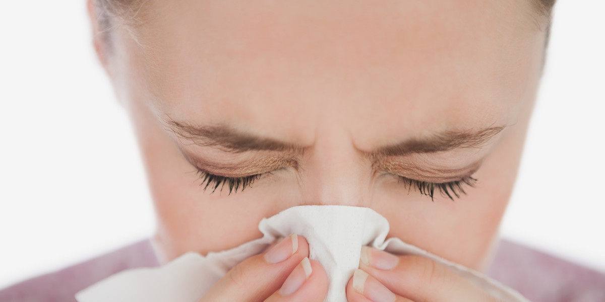 Zatkany nos to typowo jesienno-zimowa przypadłość. Na szczęście nie zawsze trzeba używać silnych kropli, żeby ułatwić sobie oddychanie.