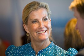 Ceo svet gleda u STOPALA OMILJENE VOJVOTKINJE čija su deca velika uzdanica Kejt i Vilijamu: Nosila ESPADRILE OD 40 EVRA pa se izula, mnoge PLEMKINJE ovo ne bi uradile