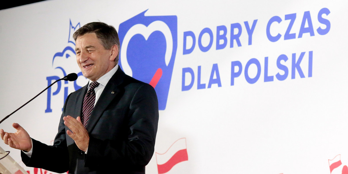 Marek Kuchciński od 8 sierpnia jest zwykłym posłem PiS – stracił stanowisko marszałka Sejmu za nadużywanie lotów rządowymi samolotami do domu. 