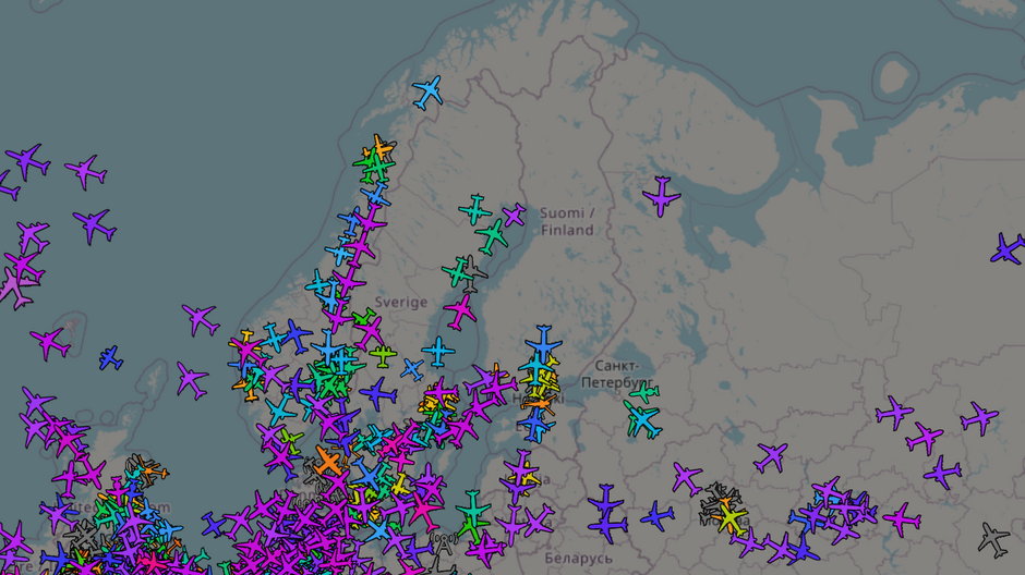 Ruch lotniczy nad Finlandią i Norwegią (zrzut z serwisu ADS-B Exchange)