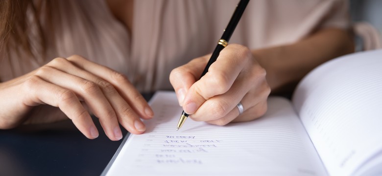 Błyskawiczny QUIZ ortograficzny. Podstępne związki frazeologiczne. Na tych pytaniach łatwo się potknąć