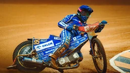 bartosz zmarzlik na podium żużlowej grand prix w malilli