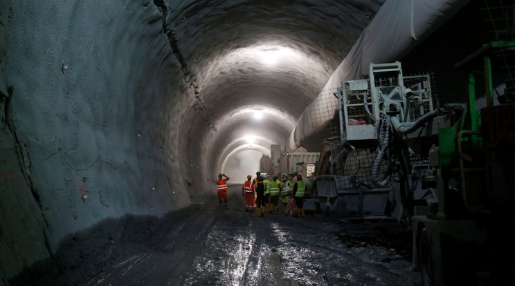 A Brenner-bázisalagút várhatóan csak 2032-ben készül el, de a munkálatokba hamarosan belenézhetünk a National Geographic segítségével. A Megépíteni a lehetetlent című sorozatában testközelből figyelhetjük, hogy milyen kihívásokkal szembesülnek az olasz és osztrák építőcsapatok, illetve milyen technológiákkal dolgoznak a világ egyik leghosszabb vasúti alagútján.