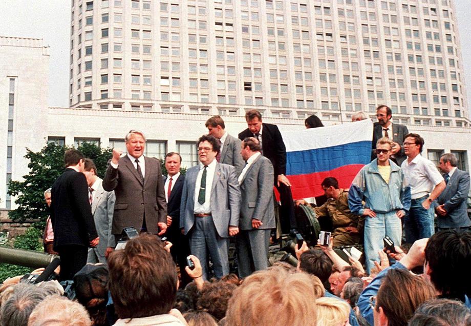 19 sierpnia 1991 r. Borys Jelcyn na pojeździe opancerzonym podjechał pod budynek władz.