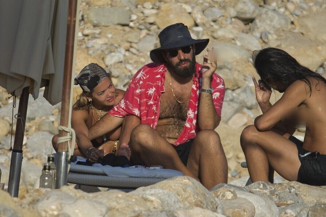 Rita Ora i poznati reditelj na Ibici
