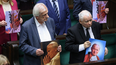 Jan Paweł II asem w rękawie Kaczyńskiego. Ekspert przestrzega: to dopiero początek 