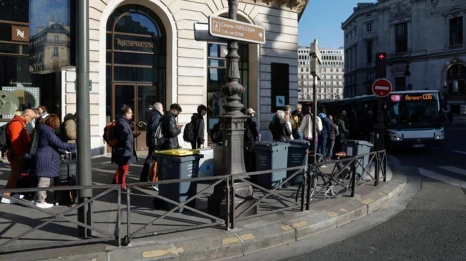 Mnogi putnici čekaju autobuse do aerodroma Šarl de Gol | Foto: Getty Images