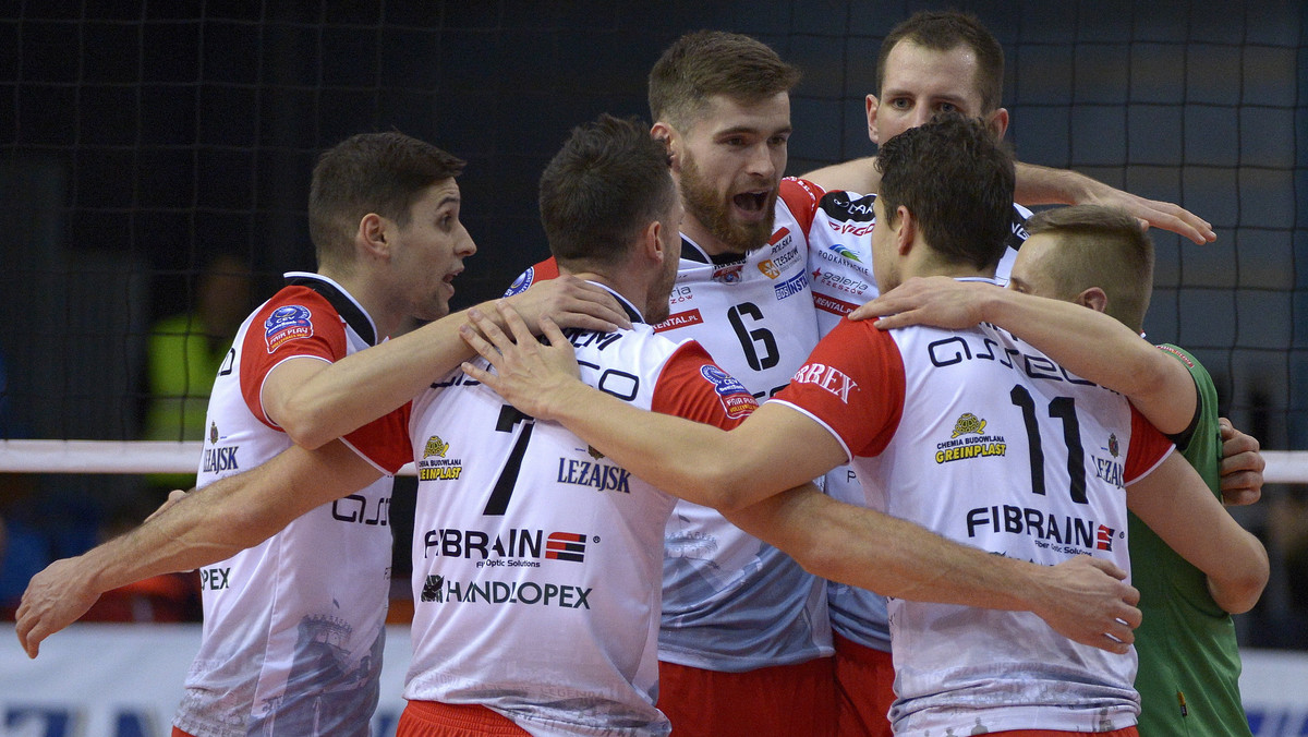 Siatkarze Asseco Resovia Rzeszów pokonali w środę belgijską drużynę Volley ASSE-Lennik 3:0 (25:16, 25:18, 25:18) w 3. kolejce spotkań grupy G Ligi Mistrzów. Mistrzowie Polski są pewnym liderem grupy G rozgrywek i ich awans do fazy pucharowej wydaje się być pewny.