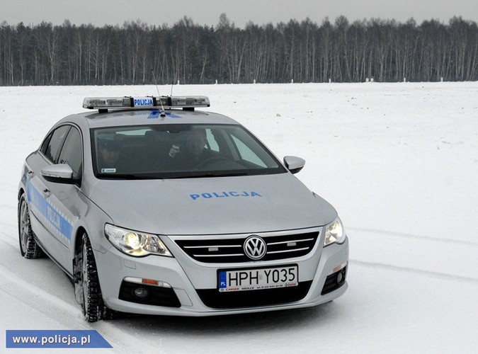 Polscy policjanci z roku na rok dysponują coraz nowszym sprzętem. Od niedawna na Mazowszu można zobaczyć volkswagena passata CC w srebrno-niebieskich barwach, który jest nowym narzędziem do walki z piratami drogowymi.