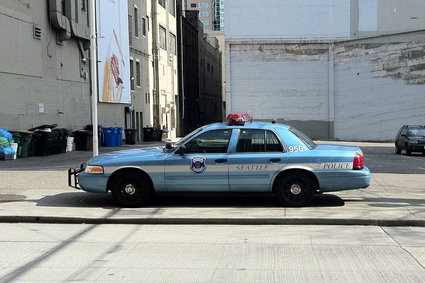 BMW na polecenie policji zatrzasnęło zdalnie złodzieja w samochodzie