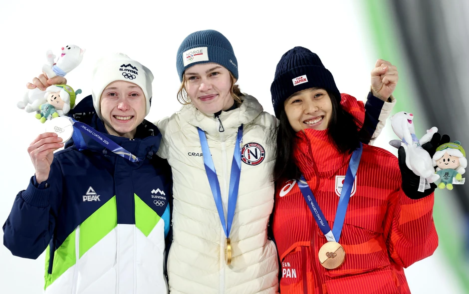 Nika Prevc (levo) je osvojila srebro na Zimskim olimpijskim igrama u Milanu/Kortini 2026. | Foto: FILIP SINGER/EPA