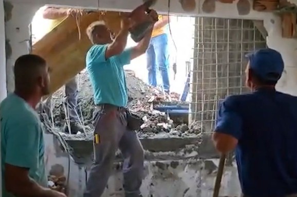 (VIDEO) URUŠIO SE ZID NA ZGRADI, BETON SE IZLIO PORODICI U STAN Pukom srećom izbegnuta tragedija u Novom Sadu: "Samo minut pre toga sam napustio sobu"