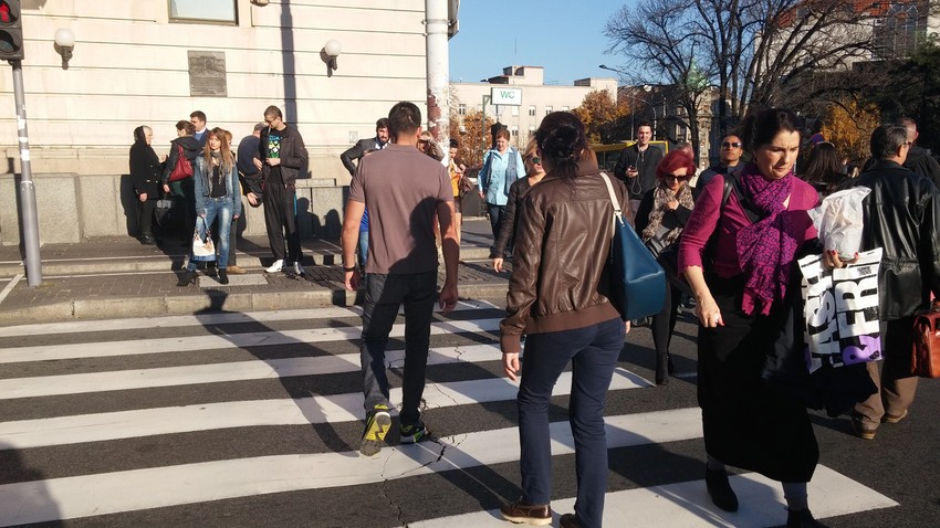 Pešaci u kratkim rukavima i u jaknama