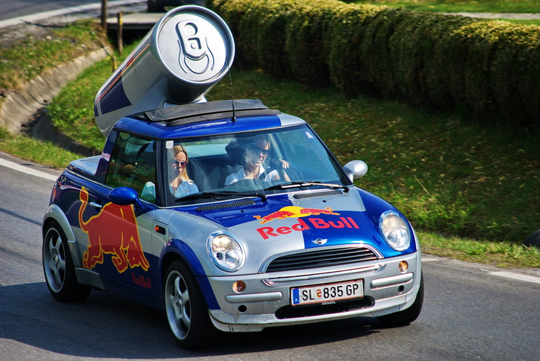 Reklamowy samochód Red Bulla na 