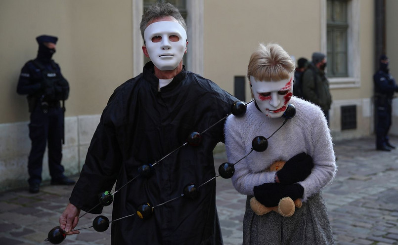 Protest pod hasłem Wierzymy ofiarom. Dziwisz nie przed kamienicą przy ulicy Kanoniczej w Krakowie