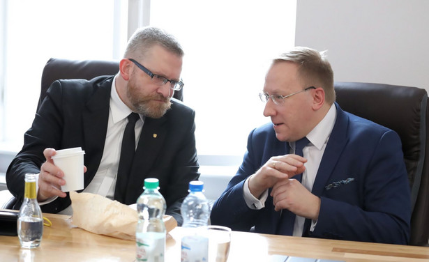 Poseł Konfederacji Grzegorz Braun (L) oraz historyk Leszek Sykulski (P). Sykulski, były członek kierowanej przez Antoniego Macierewicza komisji weryfikacyjnej WSI, znany od lat z „infekowania polskiej przestrzeni informacyjnej” za pomocą treści zaskakująco zbieżnych z obecną narracją propagandową Kremla.