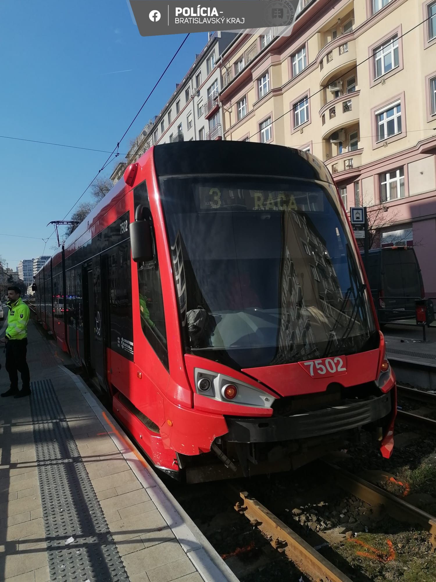 V Bratislave zrazila električka chodca. 