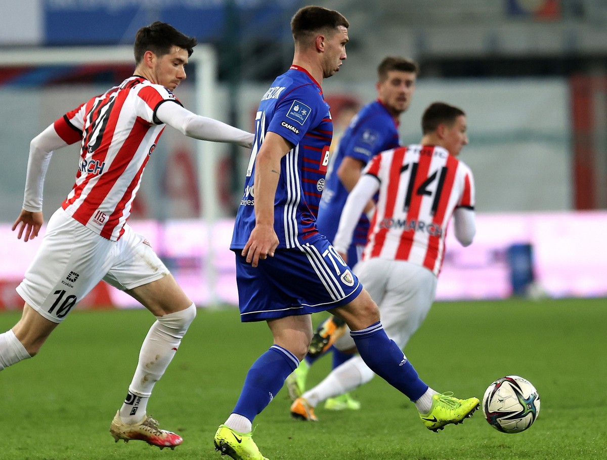 Piłkarz Piasta Gliwice Jakub Świerczok (C) i Pelle van Amersfoort (L) z Cracovii