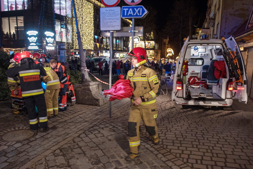 Wiatr przewócił choinkę na Krupówkach