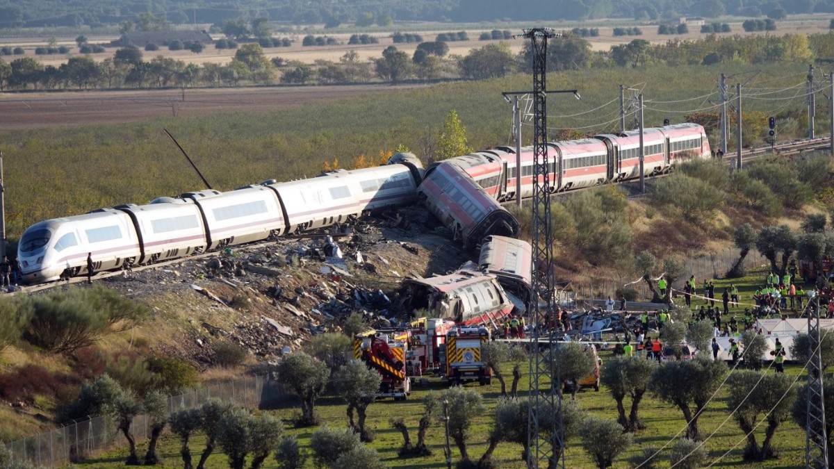 Sute de familii își caută disperate rudele prin spitale după accidentul de tren din Spania: „Știm că trăiește, dar nu unde”