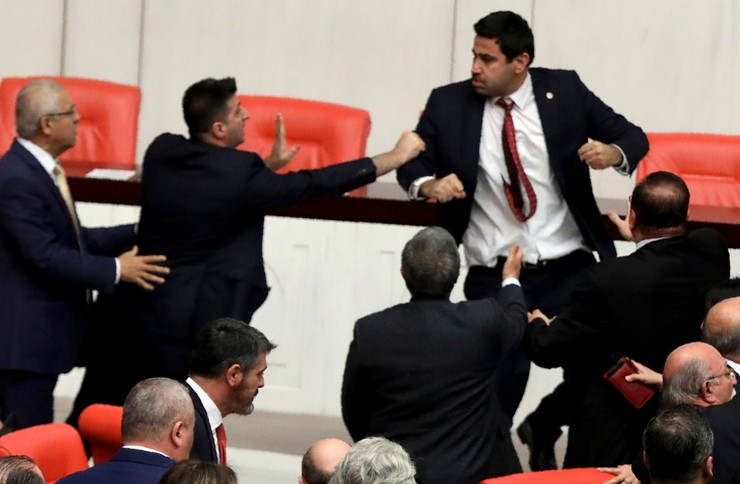 Turska tuča parlament