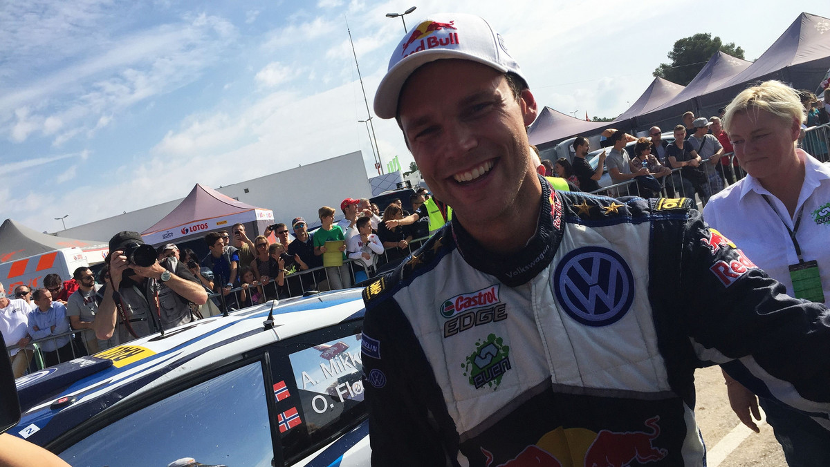 Sebastien Ogier sprawił wielką niespodziankę koledze z zespołu oraz gospodarzom Rajdu Hiszpanii. Niemal pewne zwycięstwo trzykrotny mistrz świata chciał przypieczętować zwycięstwem na ostatnim oesie i... kilka kilometrów przed metą rozbił swoje Polo R WRC. W ten sposób podarował pierwszy w karierze triumf Andreasowi Mikkelsenowi. Na podium, zamiast trzech Volkswagenów, znalazły się dwa oraz Hyundai Hiszpana Daniego Sordo.