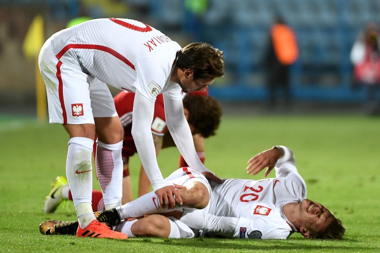 Łukasz Piszczek (P) leży na murawie