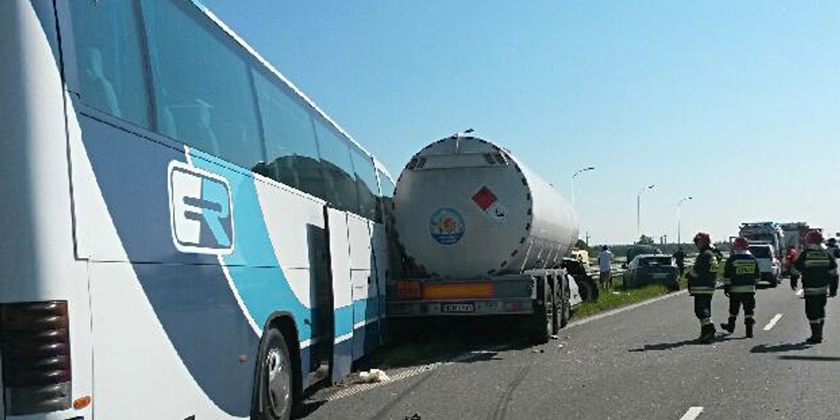 Autobus z dziećmi zderzył się z cysterną