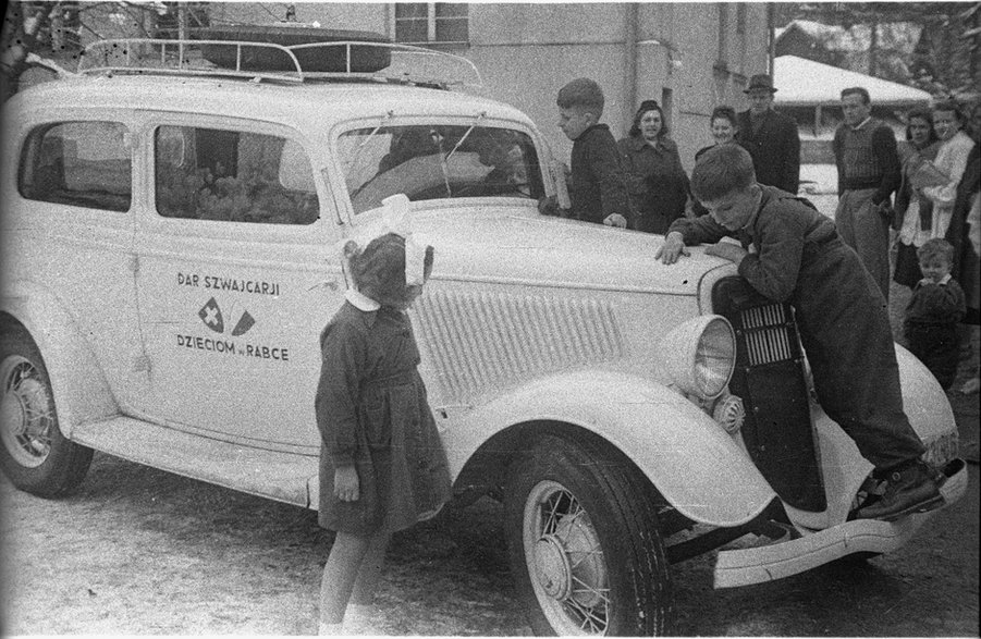Mali pensjonariusze oglądają ambulans ofiarowany przez organizację charytatywną w Rabce-Zdroju [1948]